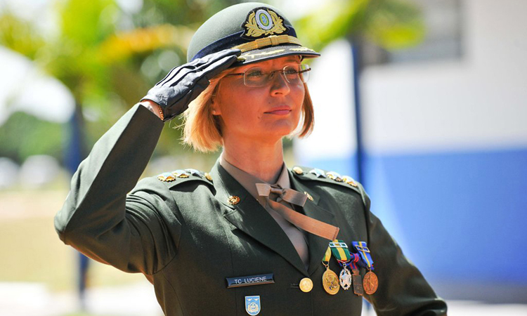 Coronel Luciene Demenicis, primeira mulher do quadro de engenheiros militares a comandar uma organização militar. Ministério da Defesa/Reprodução